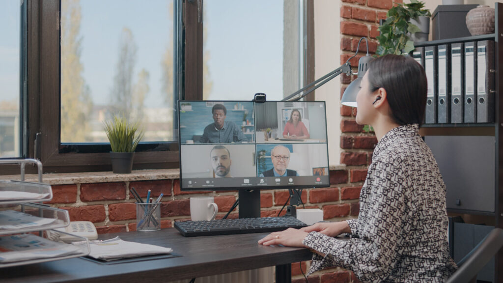 Mujer realizando Videoconferencia para empresas en ordenador de sobremesa
