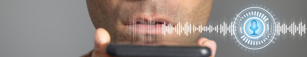 Hombre utilizando tecnología de Voz sobre IP (VoIP)