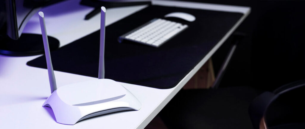 Router en mesa de oficina blanca