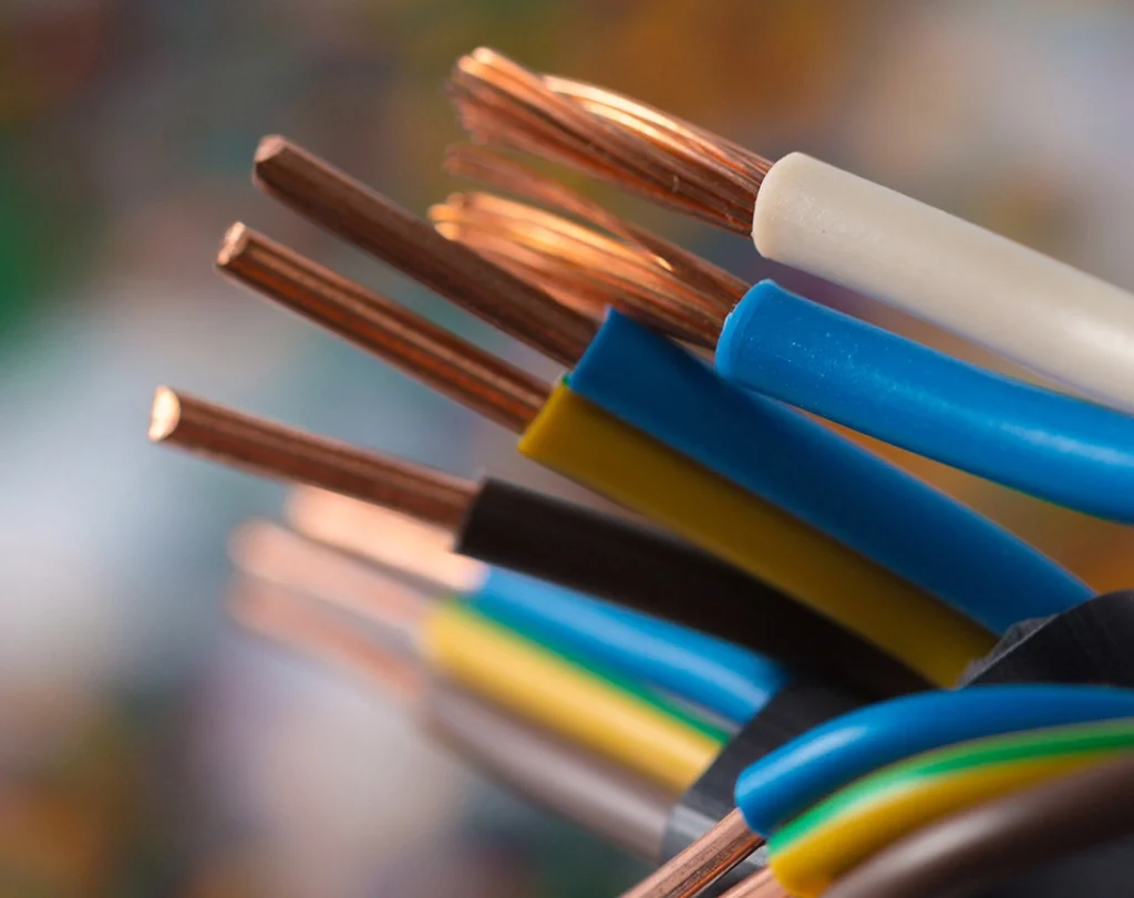 Cables de colores en una red de cableado estructurado para empresas