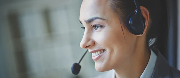 Mujer teleoperadora con centralita virtual para empresas