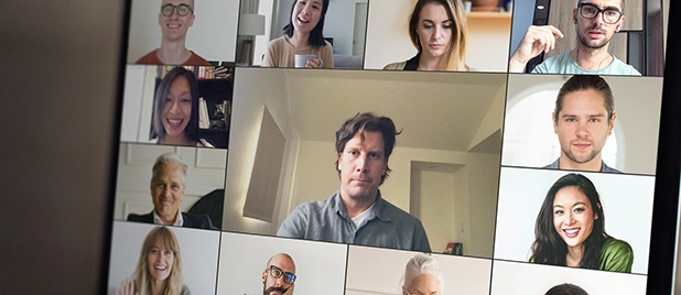 Pantalla de portátil con llamada grupal en una videoconferencia para empresas